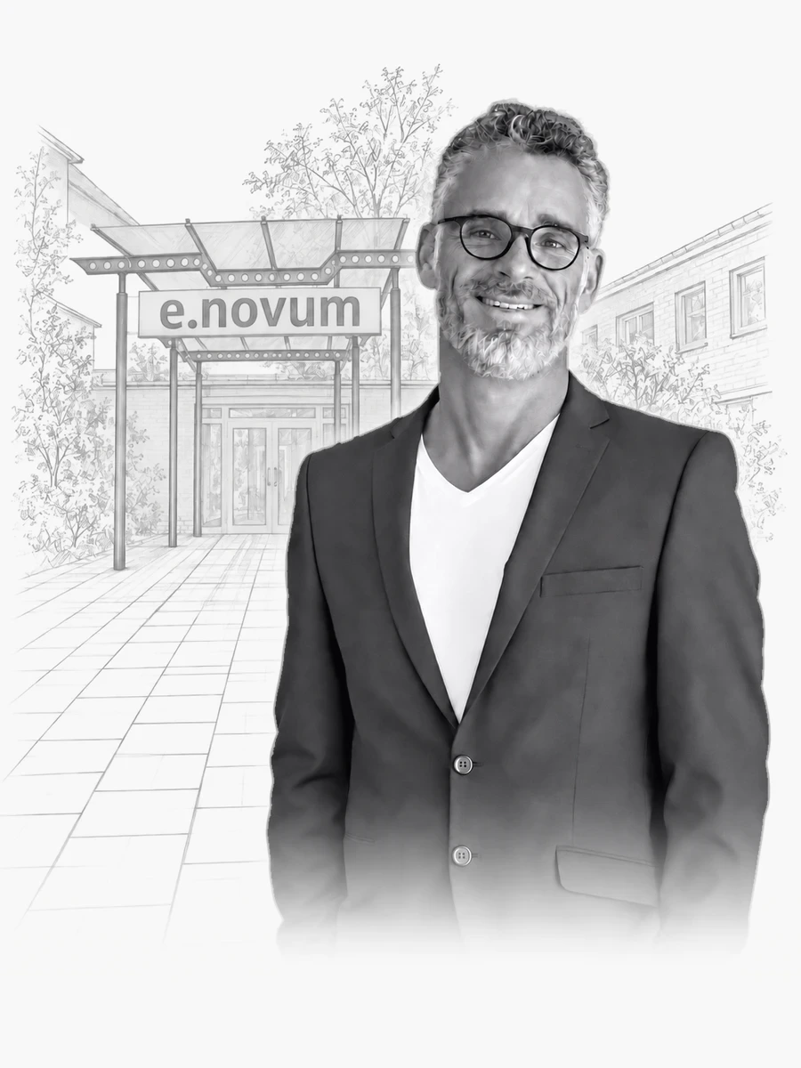 Michael Kobbeloer vor dem Eingang des Innovationszentrums e.novum